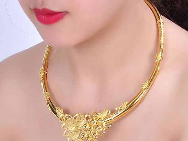 Nằm mơ thấy dây chuyền vàng đánh con gì may mắn dễ ăn