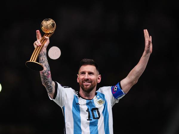 Messi trong màu áo đội tuyển quốc gia nâng cúp