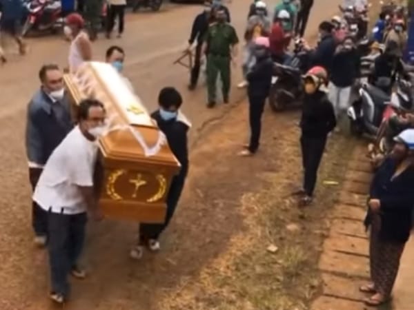 Mơ thấy hai người khiêng quan tài: Điềm báo gì?