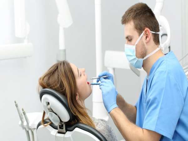 Trường hợp gặp bác sĩ nha khoa khi đưa người thân đi khám răng