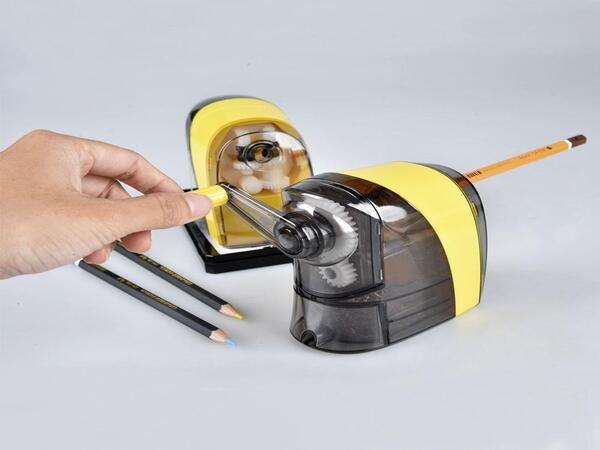 Nhìn thấy mình đang gọt bút chì