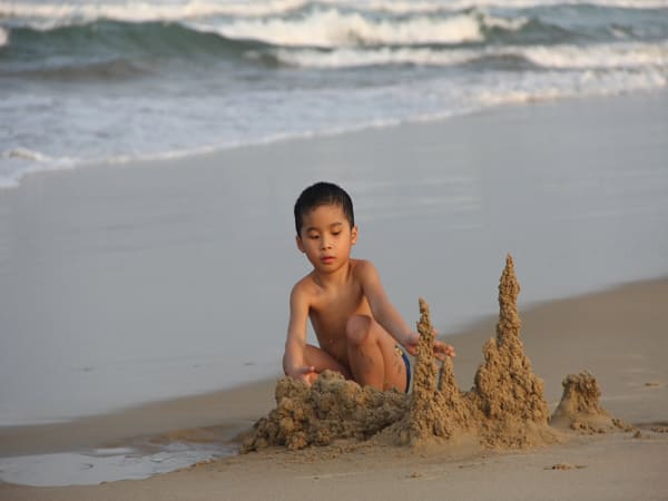 Nếu thấy trẻ con đang xây lâu đài cát: