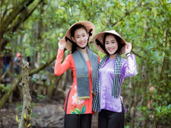 Thấy áo bà ba trong một khoảnh khắc đặc biệt