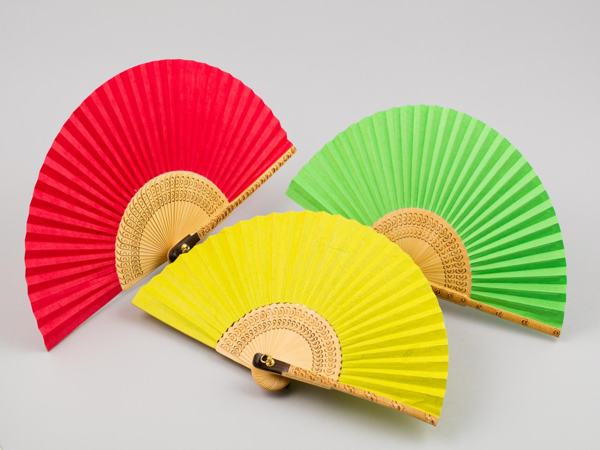 Trông thấy múa quạt giấy