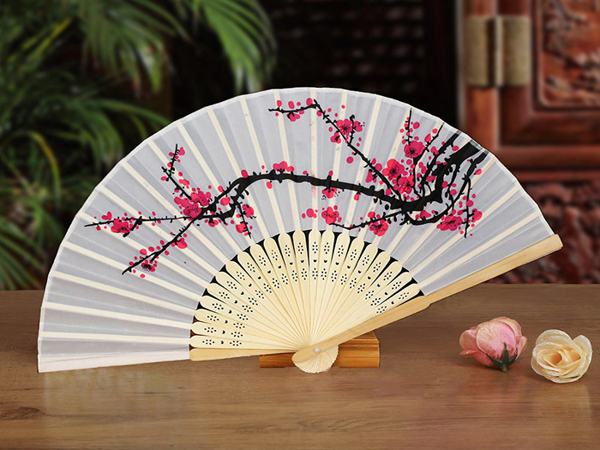 Trông thấy quạt giấy được mở ra