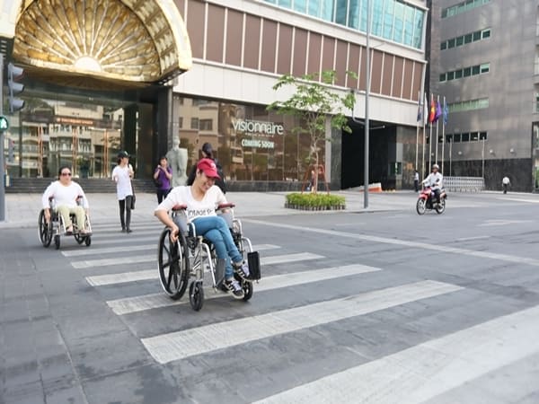 Đi đường gặp người tàn tật hãy học thêm về tính kiên nhẫn