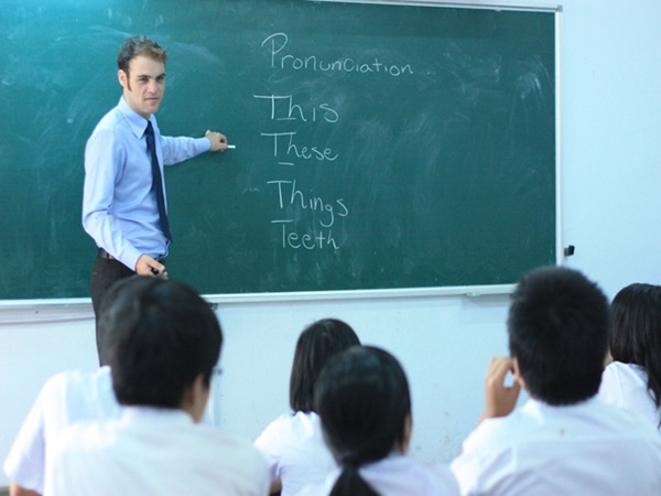 Chiêm bao thấy giáo viên phạt bạn cùng lớp