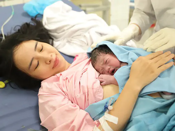 Nằm mơ thấy người khác sinh con là điềm gì, số mấy may mắn?