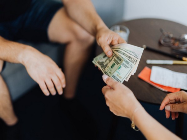 Nằm mơ thấy người khác cho tiền là điềm gì, số mấy phát tài?